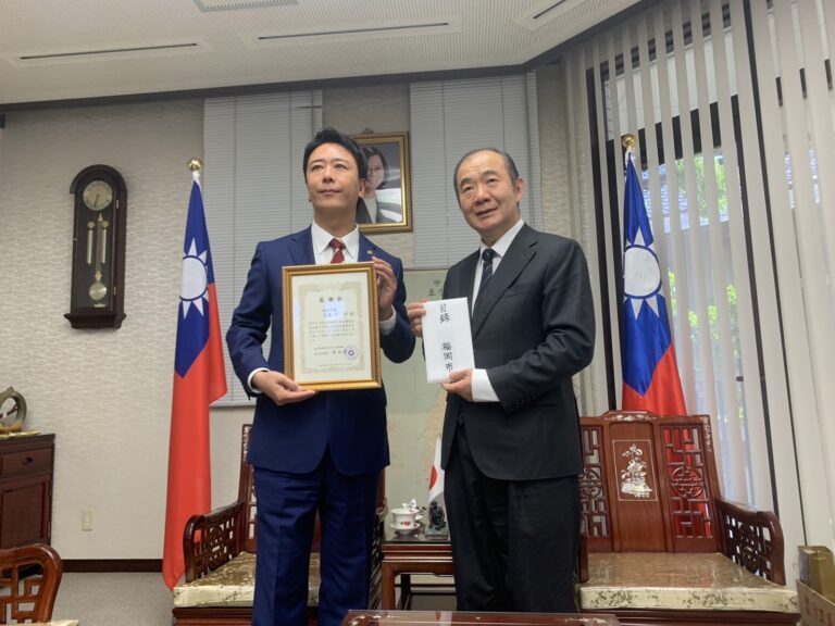 福岡市長高島宗一郎親自拜會駐福岡辦事處　致贈花蓮賑災款