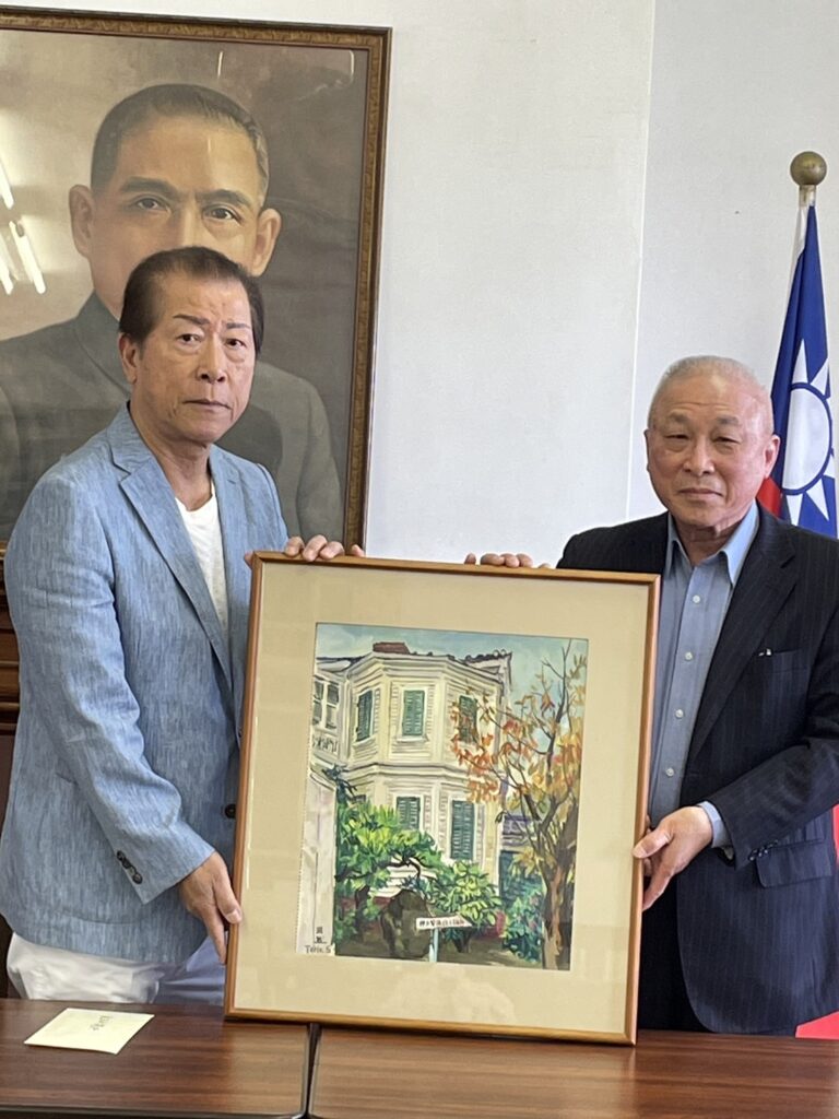 (株) 神真協入札会訪神戶華僑總會　贈畫與台灣東部地震捐款