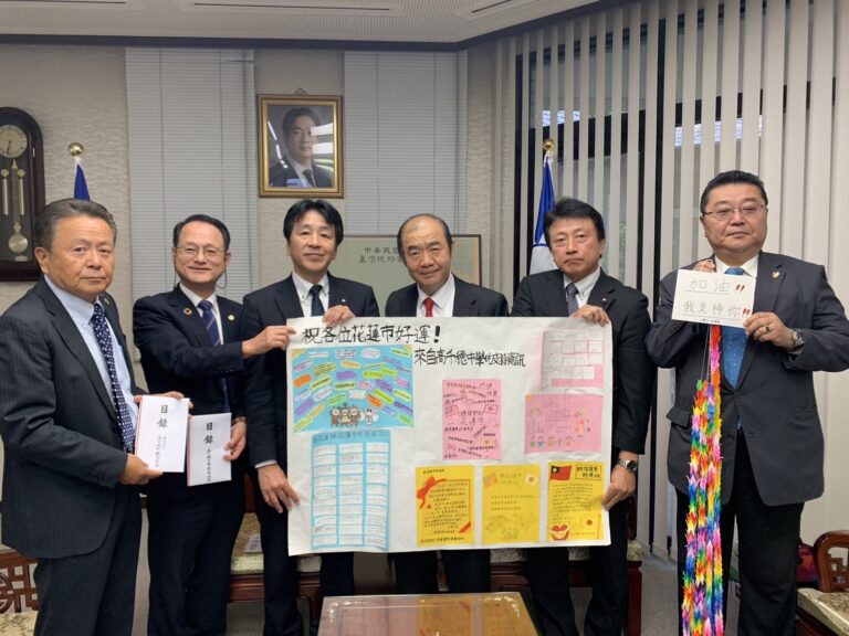 高千穂町町長等人親自帶著學生千紙鶴轉達對花蓮災民之祝福