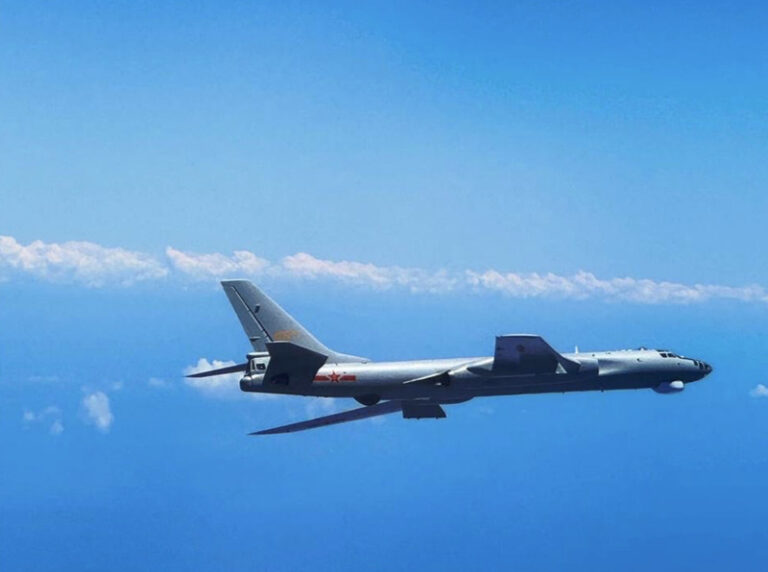 中国軍空母「山東」と連動演習か　台湾防空識別圏に侵入