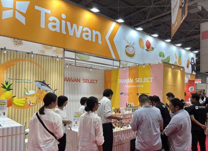 2 臺灣館原民專區展出 Taiwan Select 嚴選的原民產品,其獨特性吸引眾多買主駐足詢問 (貿協提供)