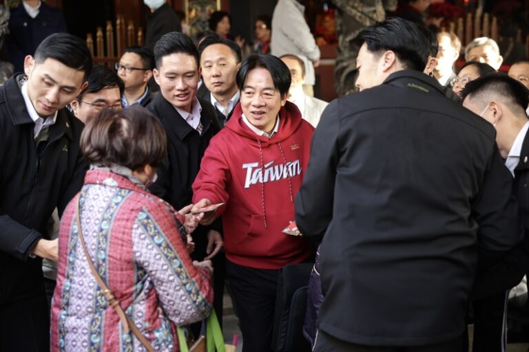 頼総統がパーカー着用で寺廟参拝　人々にお年玉