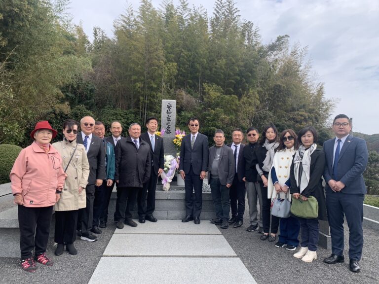 台日關係協會蘇嘉全會長率團　赴安倍首相長門家墓獻花致意