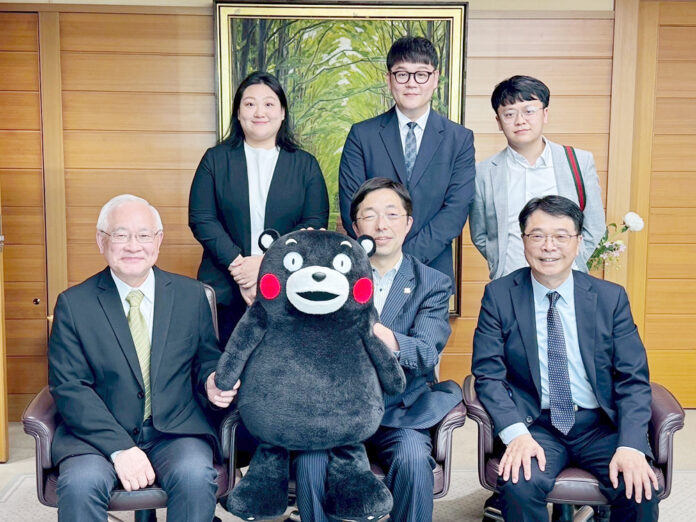 (左起)竹科能源產業股份有限公司暨新大同投顧公司楊榮光董事長、熊本縣木村敬知事、京揚株式會社陳振興社長(後排中)KONST國際營運負責人張永旭、KONST蔡明志執行長 (左起)竹科能源產業股份有限公司暨新大同投顧公司楊榮光董事長、熊本縣木村敬知事、京揚株式會社陳振興社長(後排中)KONST國際營運負責人張永旭、KONST蔡明志執行長
