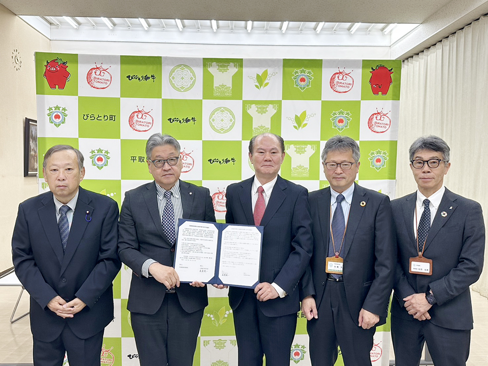 粘處長與遠藤町長左二、高山議長左一、佐藤副町長右二、松田教育長右一合影 粘處長與遠藤町長左二、高山議長左一、佐藤副町長右二、松田教育長右一合影