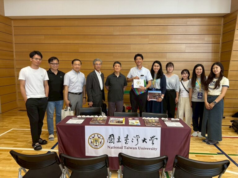 羅鴻健學院理事長（左五）、畢業校友及學生合影
