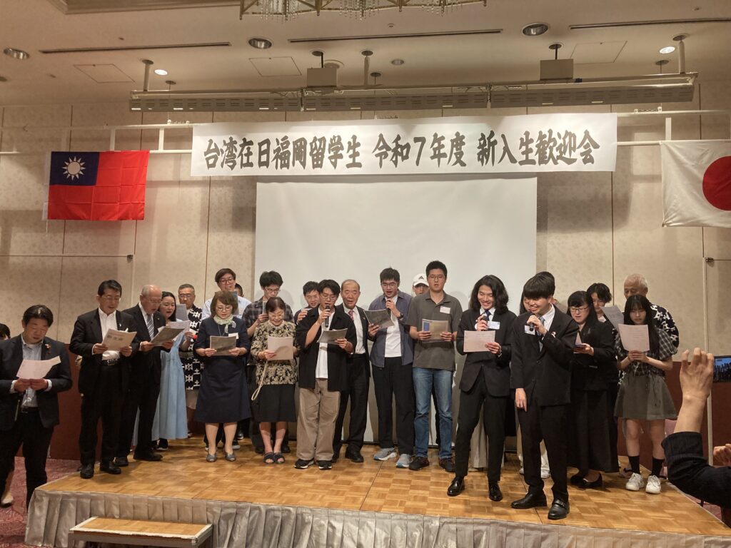 陳銘俊處長與學生台上合影