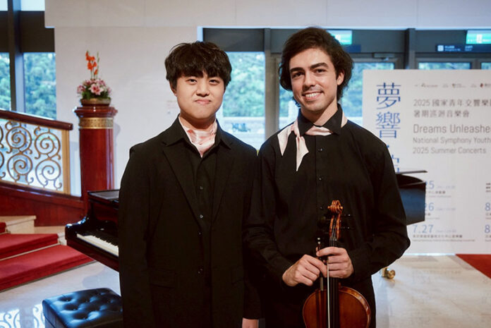 記者会見会場での若手音楽家の演奏シーン、演奏者(左)ピアノ/鄭勝豪、(右)ヴィオラ/Alejandro Paris Cabezudo 記者会見会場での若手音楽家の演奏シーン、演奏者(左)ピアノ/鄭勝豪、(右)ヴィオラ/Alejandro Paris Cabezudo
