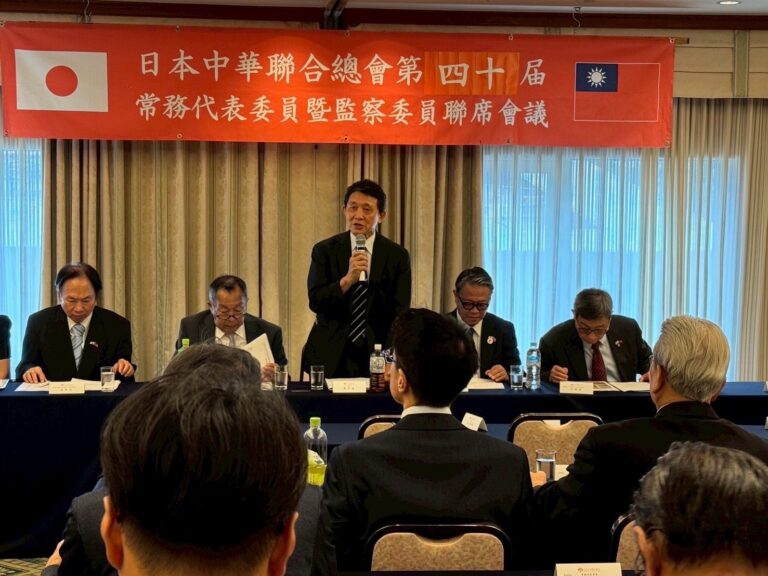 会長羅鴻建（中）
