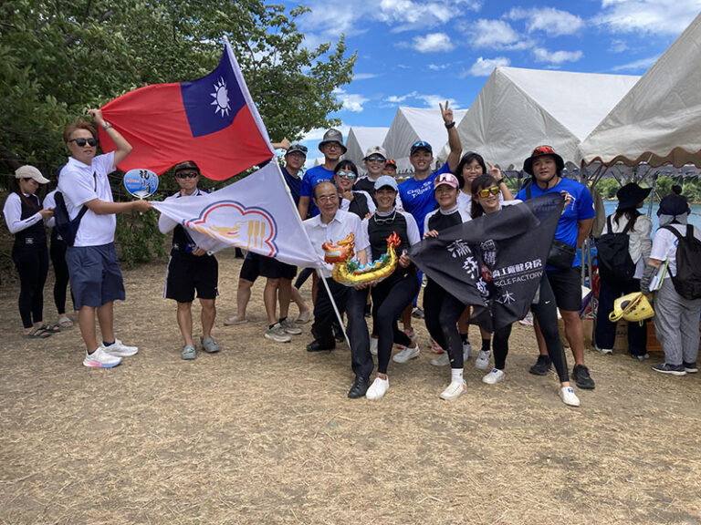 台灣龍舟隊參加水俣市第50屆龍舟大賽，福岡代表處處長陳銘俊(中央掌旗者)，為選手打氣加油