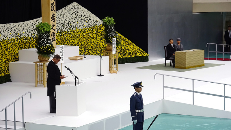 時值二戰終戰80週年,日本首相石破茂(左)15日在日本武道館舉辦的「全國戰歿者追悼式」致詞表示,「絕不能再走錯誤道路,必須再次將那場戰爭的反省與教訓深刻銘記於心」。日皇德仁(右2)、皇后雅子(右1)也出席儀式。(圖\中央社)