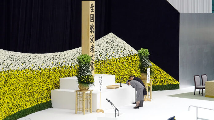 時值二戰終戰80週年,日皇德仁(右)、皇后雅子(左)15日出席在日本武道館舉辦的「全國戰歿者追悼式」,向二戰日本全國310萬名戰歿者靈位鞠躬致意。(圖中央社) 時值二戰終戰80週年,日皇德仁(右)、皇后雅子(左)15日出席在日本武道館舉辦的「全國戰歿者追悼式」,向二戰日本全國310萬名戰歿者靈位鞠躬致意。(圖\中央社)