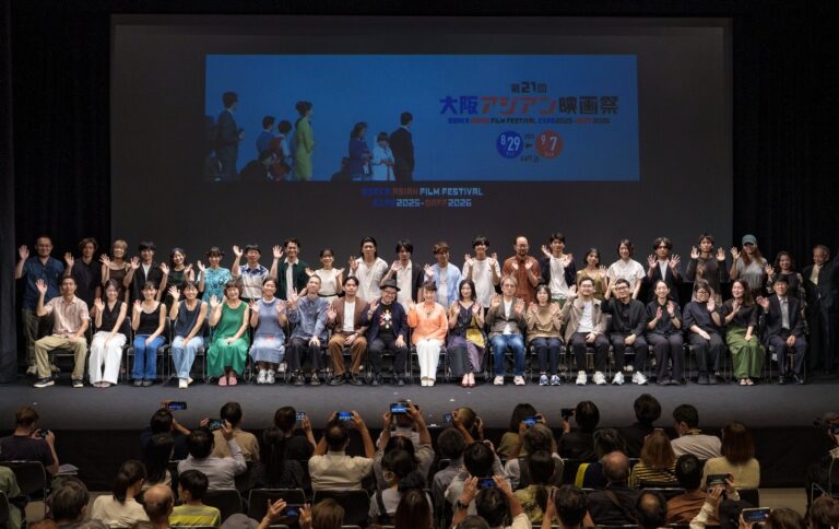 21屆大阪亞洲影展開幕，翁倩玉女士(中間橘色上衣者)、褚明仁董事長(中間戴帽者)和影展上映作品之電影人士合影。(照片由大阪亞洲影展提供)