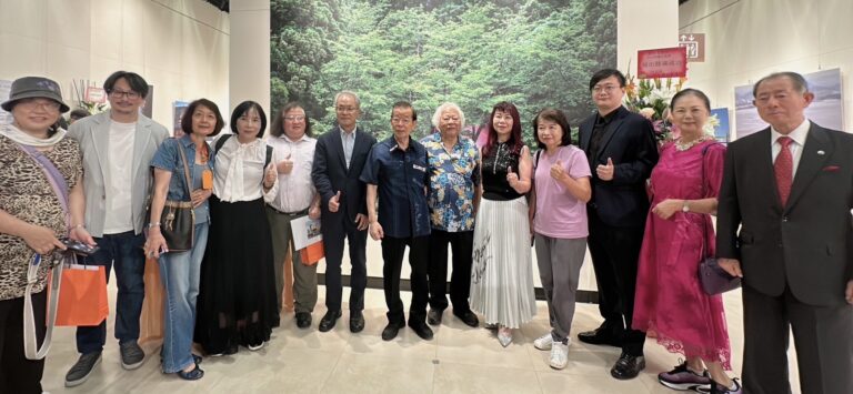 中（國家資政謝長廷）、中右1（劉俊茂）、中右2（台日文化傳承交流協會會長正田千媛）、最右1（育櫻會理事長松澤寛文）
