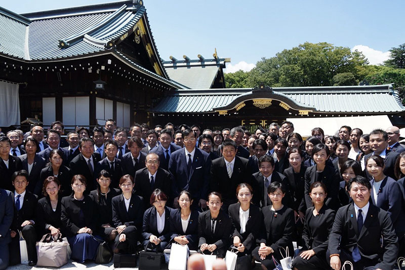 參政黨代表神谷宗幣與衆參議員18名、地方議員70名,共88人在靖國神社本殿集體參拜。(來源:神谷宗幣 X )