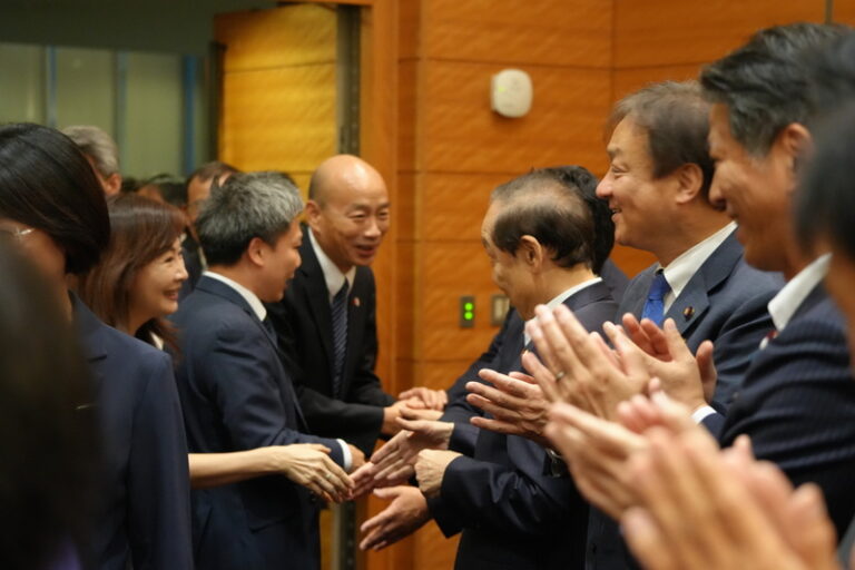 立法院長韓國瑜（後中）率領跨黨派立委訪問日本，拜會日華議員懇談會（圖/中央社）