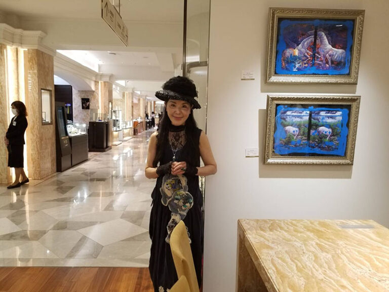 展覧会で作品を紹介する国際画家・池依依依(Ikei li)