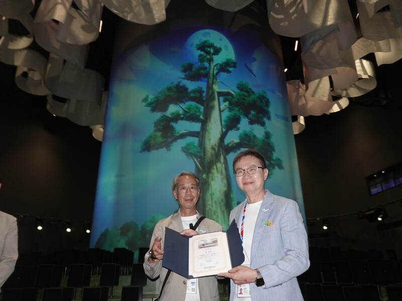 榮譽會長黃志芳與邱揮立特別感謝展館第一線的導覽員、警衛、清潔隊，以及長期支援的工程團隊，並頒發感謝狀。