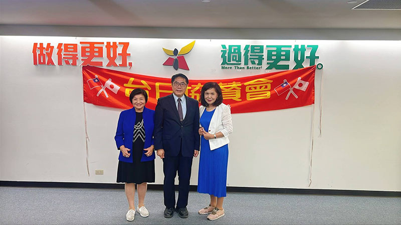 名譽會長蔡美銀(左)與黃偉哲市長(中)、吳秀鸞會長(右)