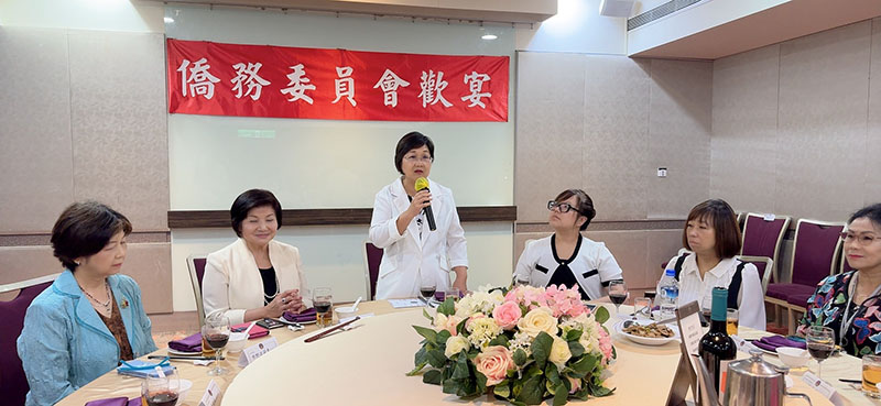 徐佳青委員長(中)致詞感謝