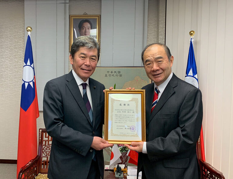 大分縣議會嶋幸一議長(左)拜會福岡辦事處陳銘俊處長(右)轉達義援金