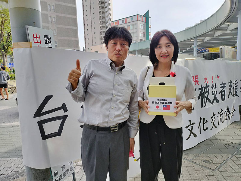 募金活動に参加した埼玉国際文化交流協会 田中敏裕会長（左）、埼玉県議会議員 岡田しずか氏（右）