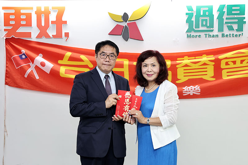 台日協賛會捐款助台南風災，黃偉哲市長(左)代表市民接受善款