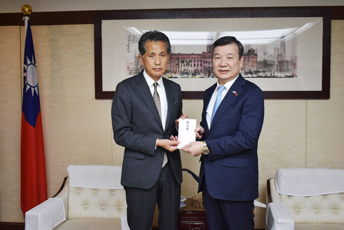 「笠間市立農業公社」代表理事山口伸樹(笠間市長)(左)將義援金目錄交給駐日代表李逸洋(右) 「笠間市立農業公社」代表理事山口伸樹(笠間市長)(左)將義援金目錄交給駐日代表李逸洋(右)