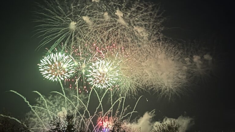 小美玉市絢爛煙火閃耀夜空 慶祝市制20週年