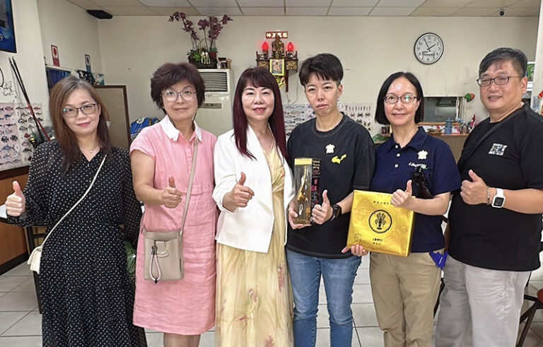 王秀燕理事長(左2)、正田千媛會長(左3)、局長陳鈺雲(右3)、處長陳美齢(右2)、總幹事張豪澤(右1)合影
