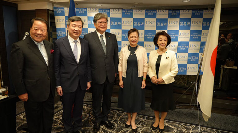 研討會邀集政界與產業界代表，包括國家基本問題研究所(JINF)理事長 櫻井良子(右1)、台灣前經濟部長 王美花(右2)、眾議院議員 萩生田光一(中)、駐日代表李逸洋大使(左2)、亞洲台灣商會名譽總會長詹徳薫(左1)