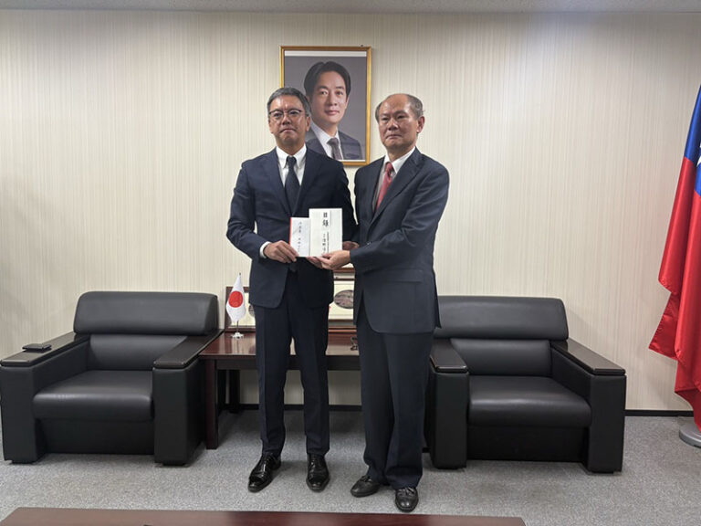 日本旅館協會北海道支部連合會會長濱野清正(左)慰問花蓮災情並致贈慰問金