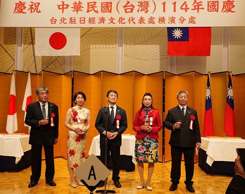 日本中華聯合總會長羅鴻健引領乾杯