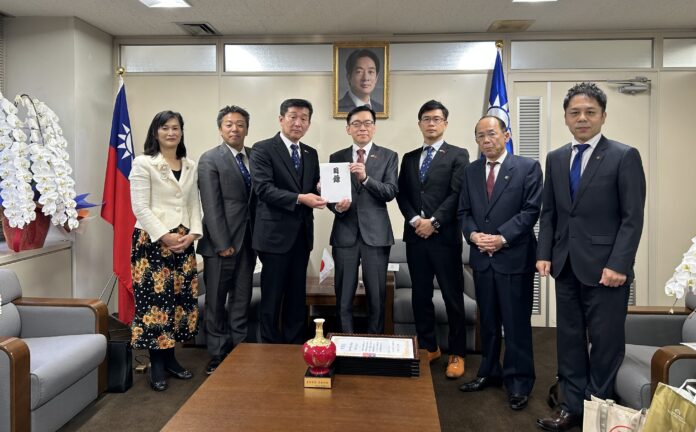 1.日台高座之友會橋本吉宣會長代表遞交捐款目錄 日台高座之友會橋本吉宣會長代表遞交捐款目錄