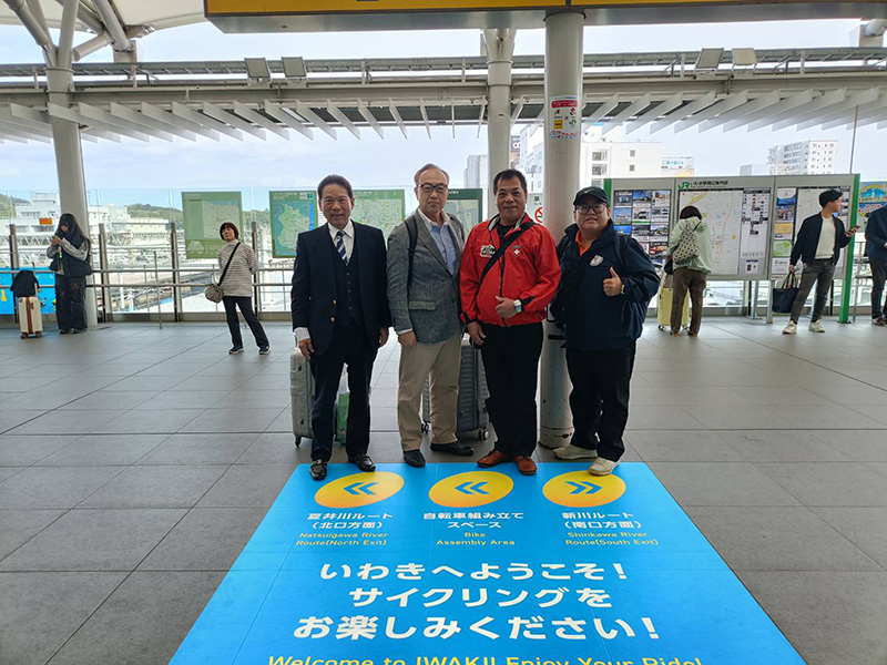 台灣騎士協會與日本浜海道自行車活動代表於磐城車站合影,象徵台日單車交流友誼啟程。