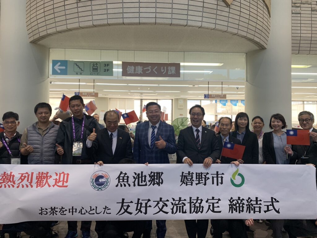 現場兩方代表揮舞台日兩國國旗，氣氛熱烈