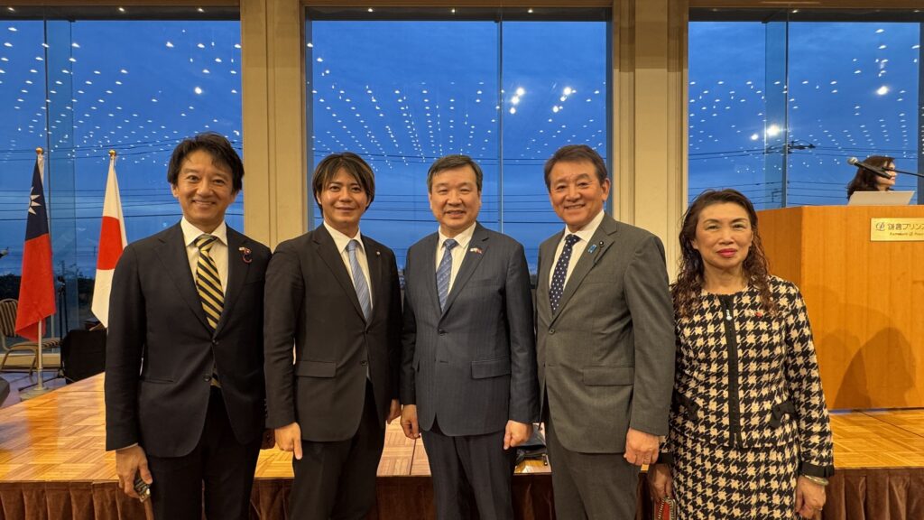 李逸洋(中)受訪時表示,本屆峰會正式通過的神奈川宣言,展現日本地方議會對台灣參與國際空間的強烈支持