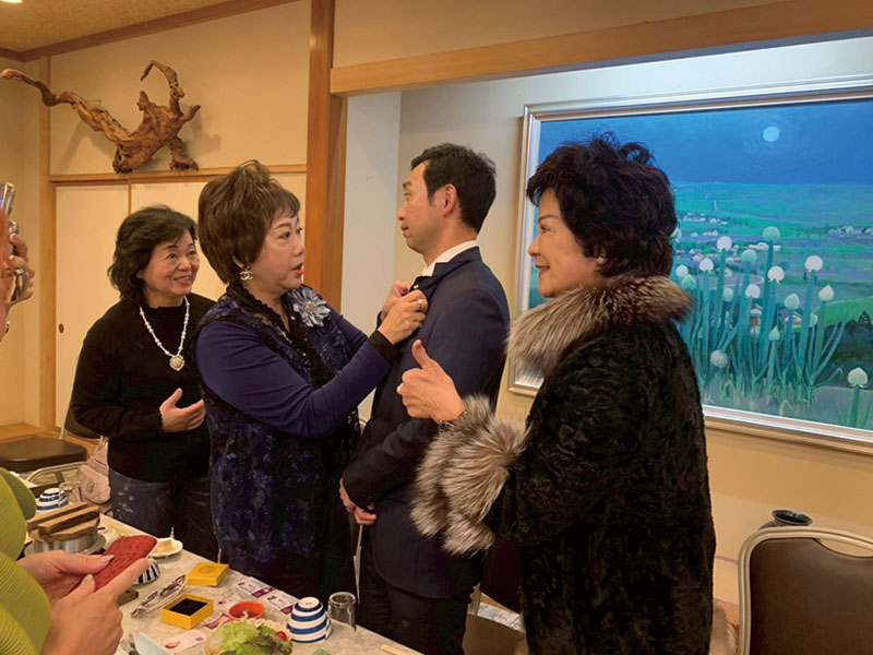 左起: 蕭悧悧會長、林淑敏總會長、秩父市清野和彥市長、鄭美滿副總會長