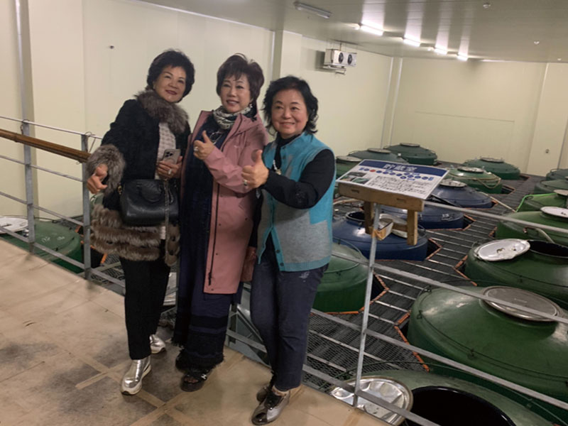 左起;鄭美滿副總會長、林淑敏總會長、蕭悧悧會長參觀秩父錦酒造內發酵槽區