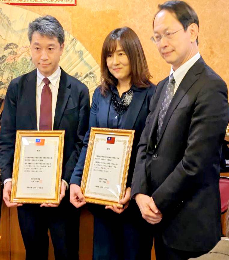 右:黃冠超組長 中:林佩芬會長 左:多田惠副會長