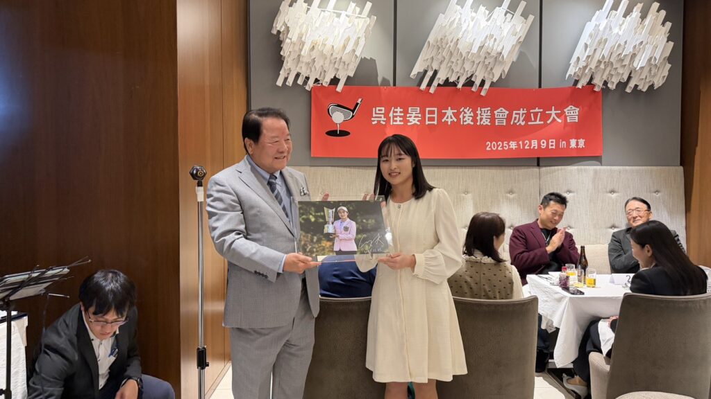 佳晏さん（右）が詹会長（左）に優勝時の写真を贈呈