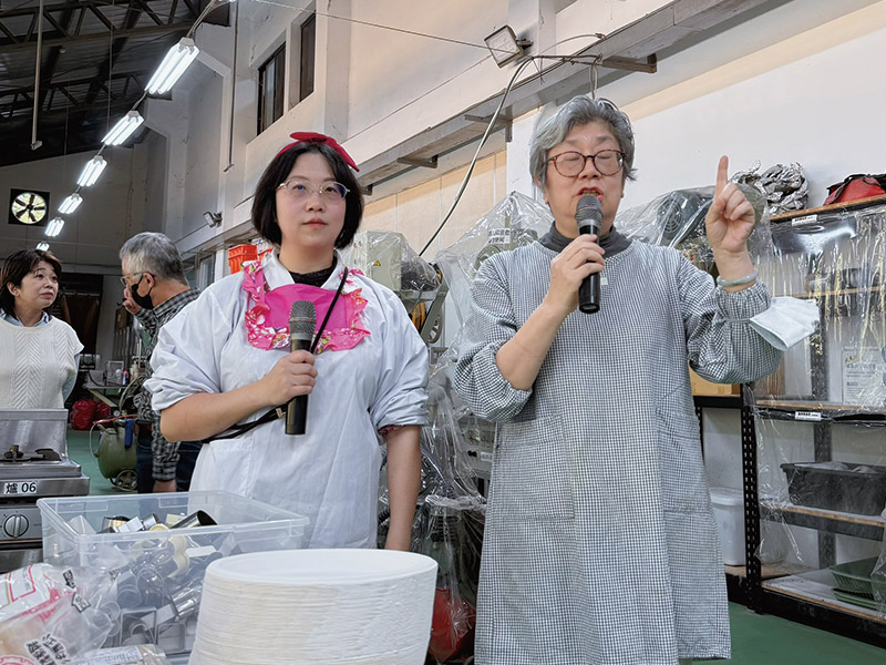 工藤老師與陳洳豔校長進行課程講解