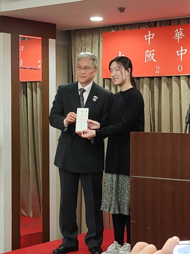 葉山祐造(左)贈送成人式賀禮