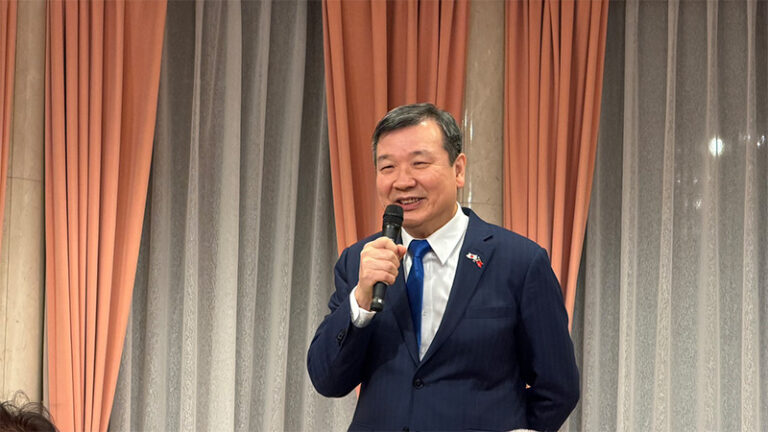 李逸洋 代表