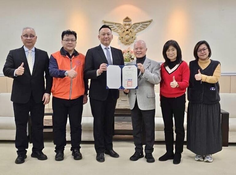 開南大學校務顧問聘任典禮合影，中為董事長顏志光、總統府國策顧問陳天隆（右3），開南大學校長郭鐘達（左2）、主任秘書兼副校長陳文甲（左1），開南中學校長劉美慧（右2）、秘書陳相如。(圖:中央社)