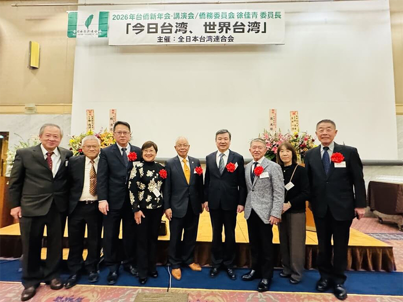 在日台僑團體「全日本台灣連合會」25日舉辦新年會,會長、國策顧問趙中正(左5)邀請僑務委員長徐佳青(左4)演講,駐日代表李逸洋(右4)、行政院政務顧問岩崎茂(右3),以及前日本台灣交流協會代表泉裕泰到場致詞。(圖:駐日代表處提供)