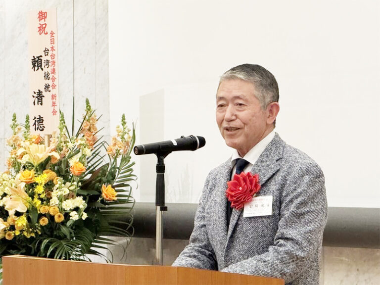 行政院政務顧問、前日本自衛隊統合幕僚長岩崎茂25日出席在日台僑團體「全日本台灣連合會」新年會時直言，2019年底COVID-19疫情剛爆發之際，日本政府對情勢幾乎一無所知，反而是台灣率先掌握異狀，並主動向日本提供多項關鍵資訊。（圖:駐日代表處提供）