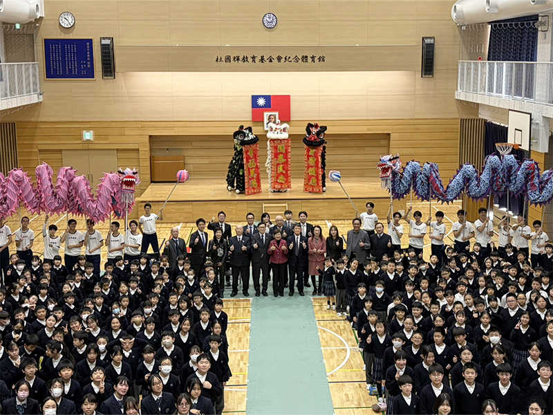 橫濱中華學院舉辦歡迎活動,全校師生與僑界貴賓合影,展現僑校團結與蓬勃活力