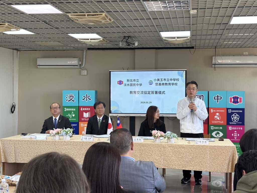 新北市教育局劉副局長（右1）致詞