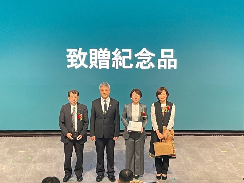 由左至右:福島縣金山町副町長栗田哲也、台北捷運副總經理詹文滔、公益財團法人日本台灣交流協會台北事務所新聞文化部長代理部長 室長古跡優香、中華民國外交部亞東太平洋司總領事張淑玲於活動現場互贈紀念品並合影,象徵台日鐵道文化交流與城市合作情誼深化。圖/主辦單位